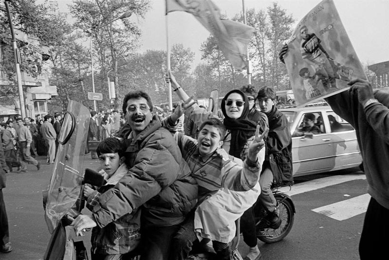 شادی مردم پس از راهیابی ایران به جام جهانی ۱۹۹۸