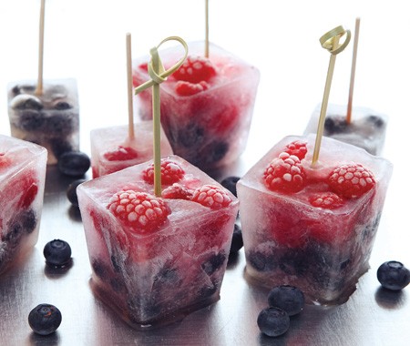 میوه‌های تابستانی یخ زده برای حضور در آبمیوه یا شربت یا لیموناد