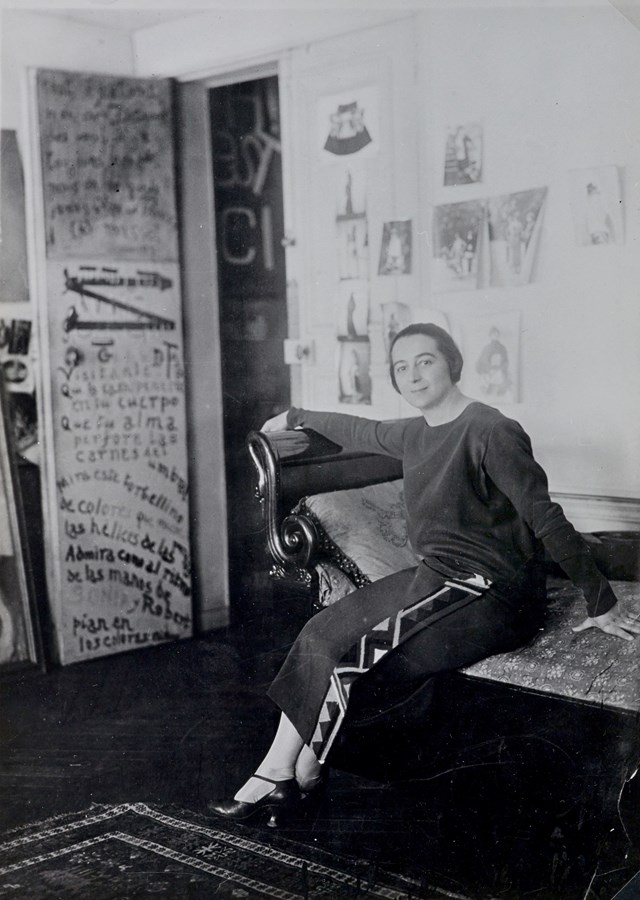 sonia-delaunay-in-front-of-her-door-poem-in-the-delaunays-apartment-1924